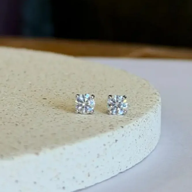 BRINCO MOISSANITE PONTO DE LUZ  4MM 0,3CT PRATA 925