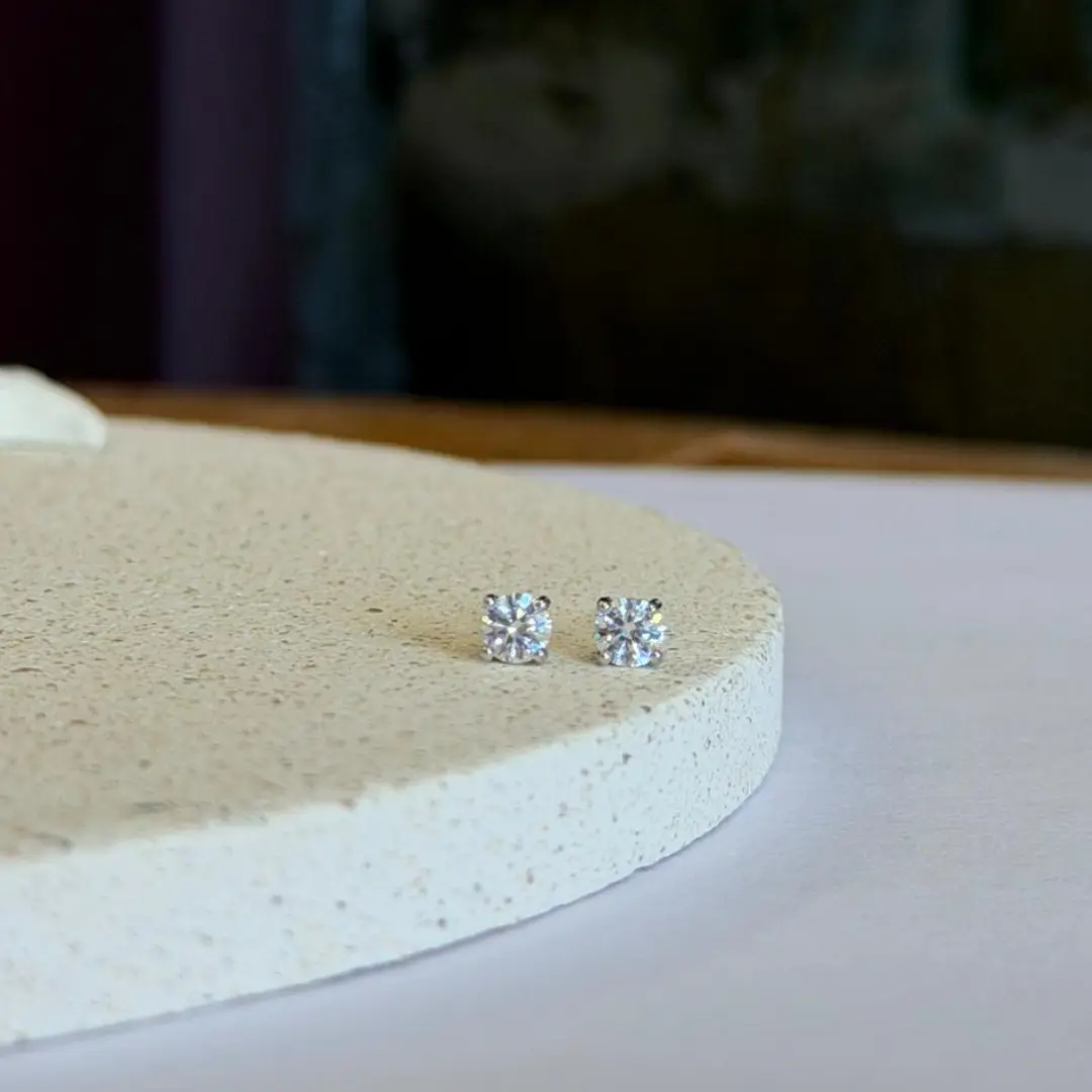 BRINCO MOISSANITE PONTO DE LUZ  4MM 0,3CT PRATA 925