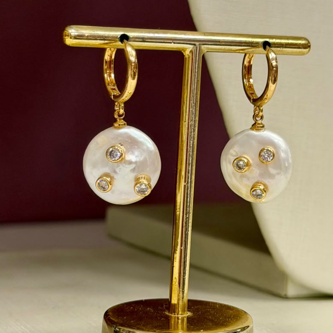 BRINCO ARGOLA COM PEROLA E ZIRCONIA