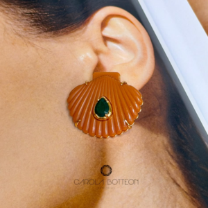 BRINCO CONCHA BAQUELITE COM GOTA JADE ESMERALDA