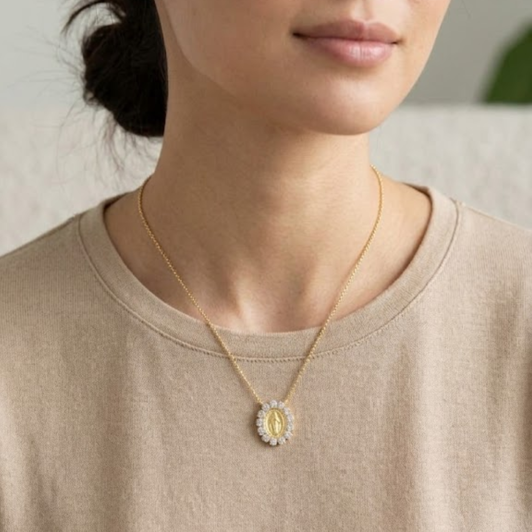 COLAR NS SENHORA EM MOISSANITE 