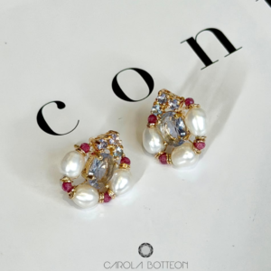 BRINCO OVAL COM PEROLAS E ZIRCÓNIAS