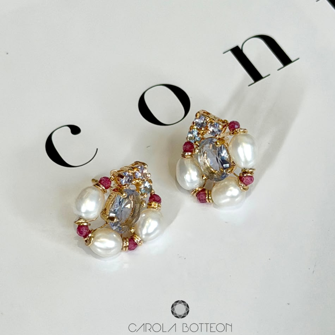 BRINCO OVAL COM PEROLAS E ZIRCÓNIAS