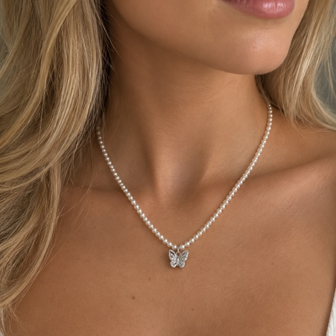 COLAR PEROLAS COM PINGENTE BORBOLETA CRAVEJADA EM MOISSANITE